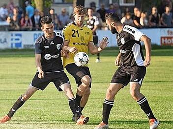 Die HSC-Spieler schenkten dem TSV Bertelsdorf nichts, wie hier Till Riehn (Nummer 21), und gewannen das Benefizspiel 3:2. Foto: J. Gundermann