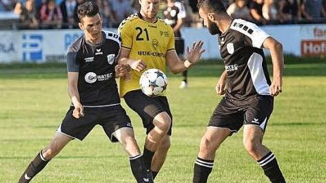Die HSC-Spieler schenkten dem TSV Bertelsdorf nichts, wie hier Till Riehn (Nummer 21), und gewannen das Benefizspiel 3:2. Foto: J. Gundermann