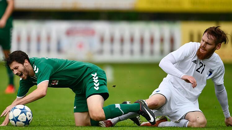 Richard Steiner (r.) holt Dominik Zehe unsanft von den Beinen.  Fotos: Sportfoto Zink