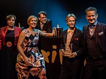 Ausgezeichnet: Susanne Prinz und Franziska Stürz sowie Stefan Frey (von links) überreichten den Operettenfrosch des Jahres Roland Fister und Tobias MAterna (rechts).Foto: Jochen Verger