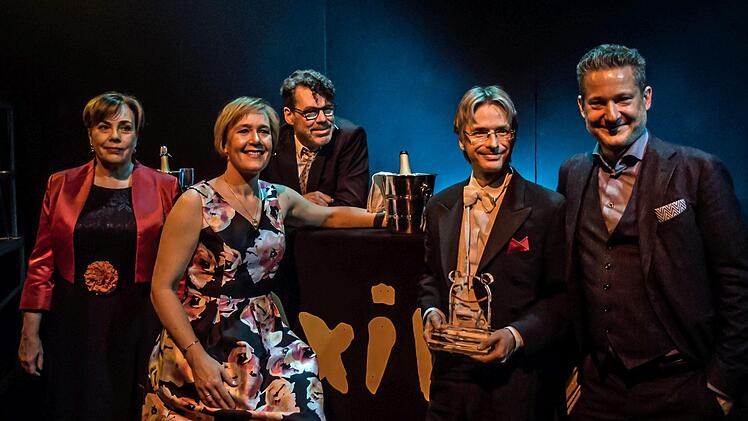 Ausgezeichnet: Susanne Prinz und Franziska Stürz sowie Stefan Frey (von links) überreichten den Operettenfrosch des Jahres Roland Fister und Tobias MAterna (rechts).Foto: Jochen Verger