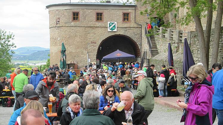 Wind und Wolken hielten zum 1. Mai Hunderte von Gäste nicht davon ab, der Trimburg einen Besuch abzustatten.Winfried Ehling