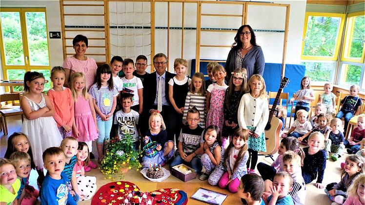 Emotionaler Geburtstagsauftakt für Bürgermeister Rainer Detsch im  Haßlacher Kindergarten. Links im Bild Leiterin Susanne Bonitz, rechts Erzieherin Jutta Walter.