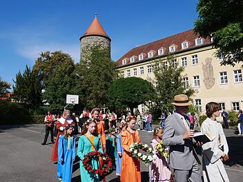 Tanzmädchen der Heimatspielgemeinde trugen bei der Schwedenprozession Blumenkränze.Heike Beudert
