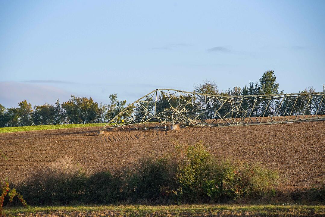 Sturm Fabienne wütet in Unterfranken: Kirchturmspitze abgerissen, Strommasten umgeknickt