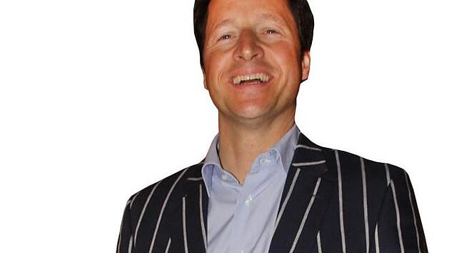 Stolz pr&auml;sentiert Hermann von Rotenhan sein G&auml;stebuch mit all den Stars der Open Airs.  Foto: Eckehard Kiesewetter