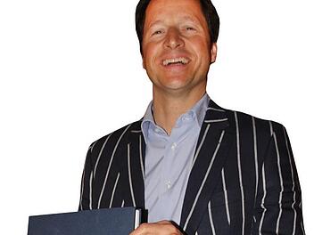 Stolz präsentiert Hermann von Rotenhan sein Gästebuch mit all den Stars der Open Airs.  Foto: Eckehard Kiesewetter
