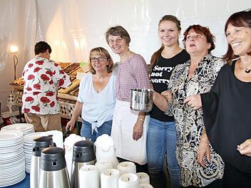 Ein engagiertes Team von Helfern hatte das Blechkuchenfest in Gumpersdorf vorbereitet. Foto: Klaus Klaschka