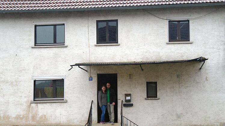 Nur ein paar Stufen, aber viel Arbeit bis ins Wohnglück. Emily und Manuel Weller freuen sich, ein Haus mit Charme gefunden zu haben. Foto: Stephanie Elm