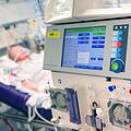 Ein Patient an einer Beatmungsmaschine: Eine Erkrankung am Corona-Virus kann im schweren Verlauf bis zum Lungenversagen führen. Auch in den Kliniken in Coburg und Lichtenfels mussten bereits Patienten beatmet werden. Foto: Peter Kneffel/dpa