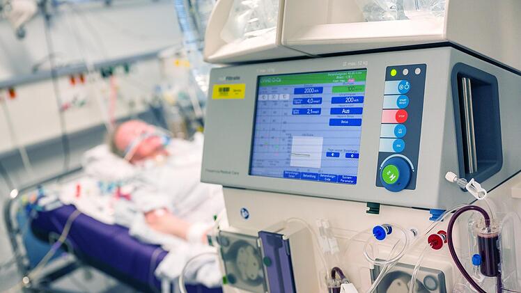 Ein Patient an einer Beatmungsmaschine: Eine Erkrankung am Corona-Virus kann im schweren Verlauf bis zum Lungenversagen führen. Auch in den Kliniken in Coburg und Lichtenfels mussten bereits Patienten beatmet werden. Foto: Peter Kneffel/dpa