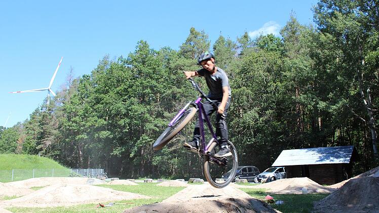 Realschüler bauen in Höchstadt einen Bike-Park.  Foto: Andreas Dorsch