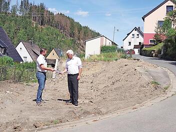 Geschäftsleiter Frank Ziener (l.) und Bürgermeister Timo Ehrhardt besichtigten das freigeräumte Grundstück Am Bühl 1 in Ludwigsstadt. Durch die Beseitigung des Leerstands will man die Zufahrt in die Straße harmonischer gestalten und eventuell verbreitern.  Foto: Heike Schülein