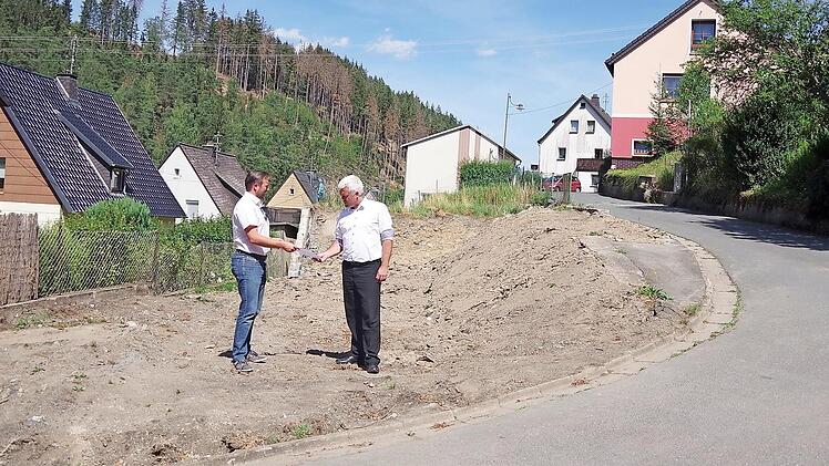Geschäftsleiter Frank Ziener (l.) und Bürgermeister Timo Ehrhardt besichtigten das freigeräumte Grundstück Am Bühl 1 in Ludwigsstadt. Durch die Beseitigung des Leerstands will man die Zufahrt in die Straße harmonischer gestalten und eventuell verbreitern.  Foto: Heike Schülein