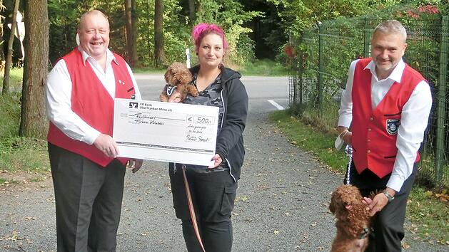 Unser Bild zeigt (von links) J&uuml;rgen Friedrich, Carina Wittmann und Rainer Streit mit Tierheimh&uuml;ndin Kiwi, die unbedingt mit aufs Foto wollte.