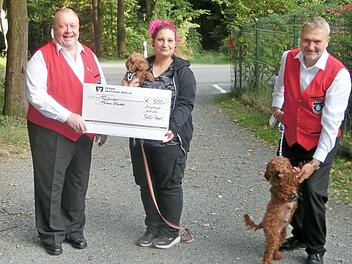 Unser Bild zeigt (von links) Jürgen Friedrich, Carina Wittmann und Rainer Streit mit Tierheimhündin Kiwi, die unbedingt mit aufs Foto wollte.