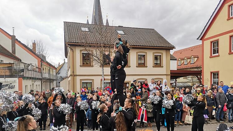 Memmelsdorf Faschingsumzug 2023: Die schönsten Bilder in der Fotostrecke - Narren holen Winnetou zurück