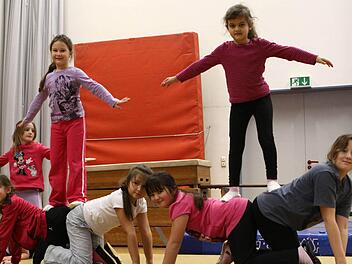 Die Kleinsten des Donnertagsturnens von Elisabeth Rubi während einer Probe für den Bunten Abend des Turnvereins Foto: Thomas Dill