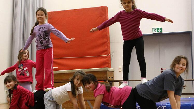 Die Kleinsten des Donnertagsturnens von Elisabeth Rubi während einer Probe für den Bunten Abend des Turnvereins Foto: Thomas Dill