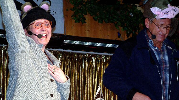 Inge Volger (Sand) und Hans Schumm (Krum) sind gern gesehene Büttenredner in Zell.
