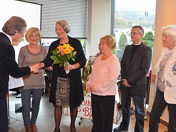 Fünf ehrenamtlichen Helfern der Kissinger MS-Gruppe dankte Dr. Monika Himmighoven (links), Bundesvorsitzende der DMSG, mit Blumen. Dies waren: Christel Tonndorf, Karin Knaus, Gründungsmitglied Gerda Peters, Michael Becher und Gisela Schulz. Fotos: Peter Rauch
