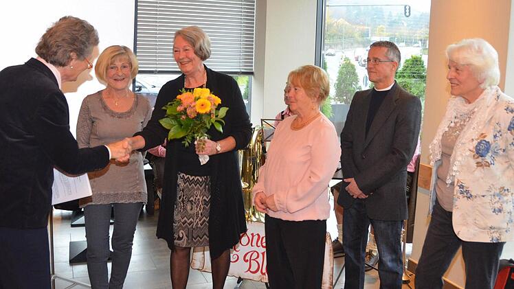 Fünf ehrenamtlichen Helfern der Kissinger MS-Gruppe dankte Dr. Monika Himmighoven (links), Bundesvorsitzende der DMSG, mit Blumen. Dies waren: Christel Tonndorf, Karin Knaus, Gründungsmitglied Gerda Peters, Michael Becher und Gisela Schulz. Fotos: Peter Rauch