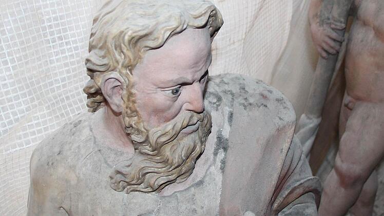 Auf der Schulter dieser Epitaph-Figur ist rechts erkennbar, wie stark die Verschmutzung ist.