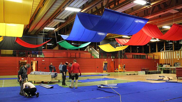 In der Halle wird Teppich verlegt. Foto: Miriam Hegner