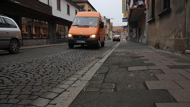 Die Höchstadter Hauptstraße ist in diesem Abschnitt schon lange keine Zierde mehr. Foto: Andreas Dorsch
