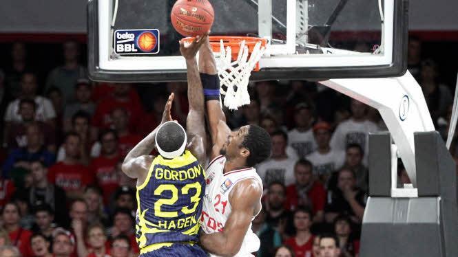 Wie schon im Hinspiel beherrschte Trevor Mbakwe das Geschehen an der Brettern klar. Am Ende standen für Bambergs Center 9 Punkte, 14 Rebounds und 3 Blocks in der Statistik. Foto: sportpress