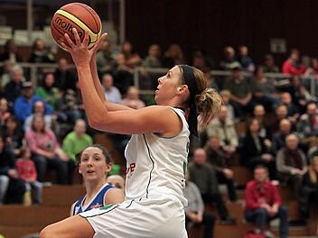 Lyndi Thorman (mit Ball) hielt die Bambergerinnen gestern Abend in der Spur. In W&uuml;rzburg hatte die Center-Spielerin bis zur Pause bereits 15 Punkte auf ihrem Konto, am Ende waren es 24. Foto: sportpress