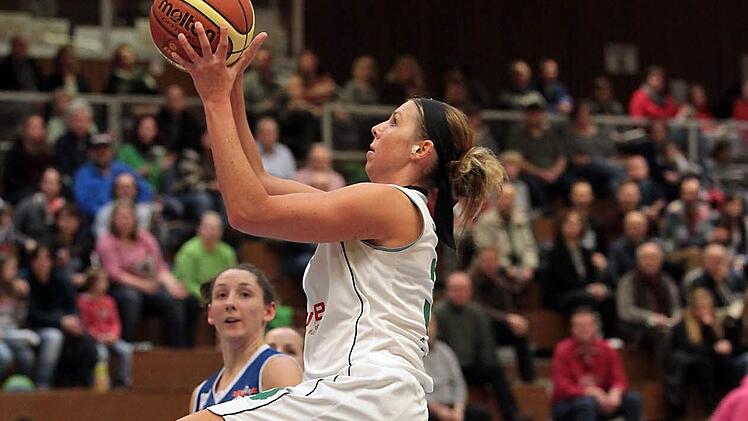 Lyndi Thorman (mit Ball) hielt die Bambergerinnen gestern Abend in der Spur. In W&uuml;rzburg hatte die Center-Spielerin bis zur Pause bereits 15 Punkte auf ihrem Konto, am Ende waren es 24. Foto: sportpress