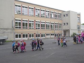Der erste Auftrag, den der Marktgemeinderat zur Gesamt-Erneuerung der Grund- und Mittelschule in Langendorf vergab, sind die Fensterbauarbeiten und die Außentüren. Foto: W. Ehling