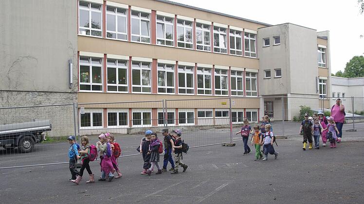 Der erste Auftrag, den der Marktgemeinderat zur Gesamt-Erneuerung der Grund- und Mittelschule in Langendorf vergab, sind die Fensterbauarbeiten und die Außentüren. Foto: W. Ehling
