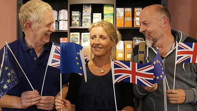 Fähnchen schwingen für Großbritannien und Europa: Paul Jenkinson (links), Karen Adam-Bohley und Nick Barton sind übereinstimmend dafür, dass ihr Heimatland nicht aus der EU austritt. Foto: Ulrike Nauer