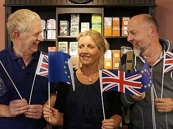 Fähnchen schwingen für Großbritannien und Europa: Paul Jenkinson (links), Karen Adam-Bohley und Nick Barton sind übereinstimmend dafür, dass ihr Heimatland nicht aus der EU austritt. Foto: Ulrike Nauer