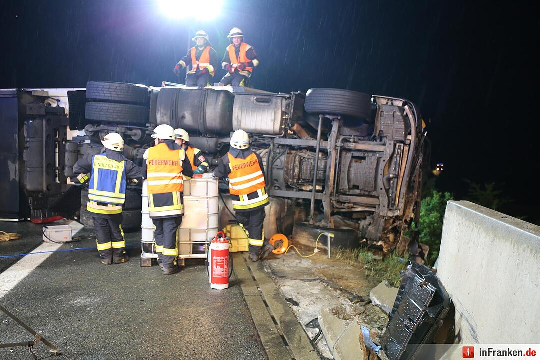 Lkw kippt um und blockiert komplette A9