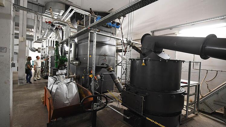 Erster Einblick in den "gelben Schuhkarton": Hier im Blockheizkraftwerk werden Hackschnitzel erst in Gas verwandelt und dann verheizt. Foto: Ronald Rinklef