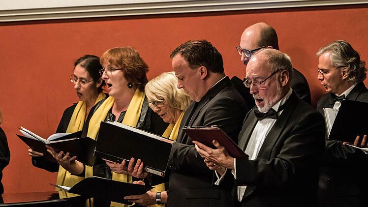 Der israelische Komponist und Pianist Issak Tavior und der Zamir-Chor Bayreuth gestalteten ein Gedenkkonzert im Coburger Haus Contakt. Foto: Jochen Berger
