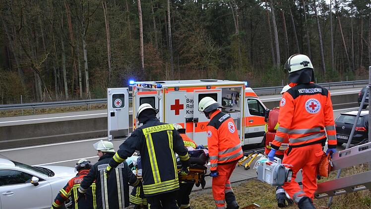 Bei dem schweren Unfall auf der A71 bei Strahlungen wurde ein Mensch schwer verletzt. Fotos: Hanns Friedrich