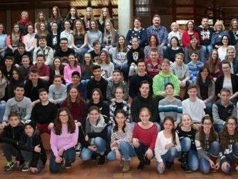 Zahlreiche Helfer aus der AG-Schulfamilie engagieren sich bei der Vorbereitung und Durchf&uuml;hrung des Basars.Arnold-Gymnasium