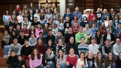 Zahlreiche Helfer aus der AG-Schulfamilie engagieren sich bei der Vorbereitung und Durchf&uuml;hrung des Basars.Arnold-Gymnasium