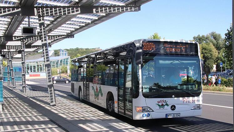 Auf dem Bus der Stadtbuslinie Nessi 4 steht Pfister drauf. Denn das Omnibusunternehmen aus Eichenhausen bedient die Linie, die in D&uuml;rrnhof den Bereich der Stadtbuslinie verl&auml;sst und im normalen Linienverkehr nach Eichenhausen weiterf&auml;hrt. Weil das Omnibusunternehmen seinen Betrieb aufgibt, ist eine Neuausschreibung n&ouml;tig.  Foto: Hubert Herbert