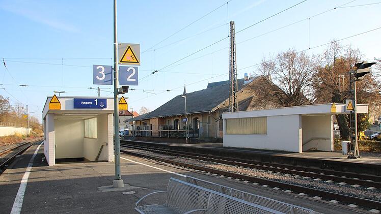 Die Gleise 2 und 3 sind nur &uuml;ber Treppen  und durch die Unterf&uuml;hrung zu erreichen: f&uuml;r viele ein un&uuml;berwindbares Hindernis. Niklas Schmitt