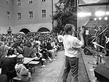 Das Rockprogramm zum Altstadtfest ist Kult. Seit Jahrzehnten ist der Schlosshof Publikumsmagnet (unser Foto stammt aus den 90er Jahren). Während des Rathausneubaus soll das Angebot keinesfalls auf Eis gelegt werden. Es zieht vorübergehend auf den Kirchenplatz um.  Foto: FT-Archiv