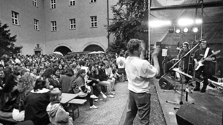 Das Rockprogramm zum Altstadtfest ist Kult. Seit Jahrzehnten ist der Schlosshof Publikumsmagnet (unser Foto stammt aus den 90er Jahren). Während des Rathausneubaus soll das Angebot keinesfalls auf Eis gelegt werden. Es zieht vorübergehend auf den Kirchenplatz um.  Foto: FT-Archiv