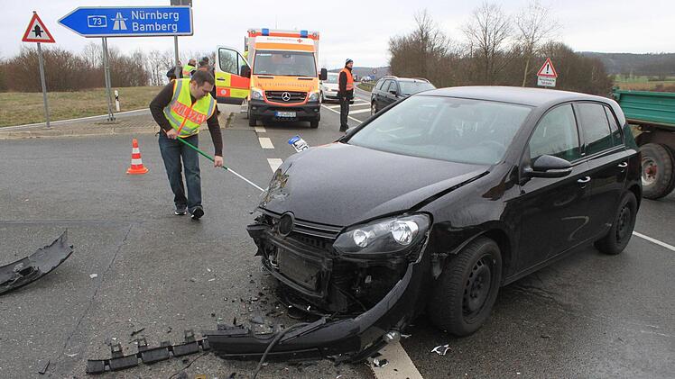 Der Verkehr wurde ander Unfallstelle vorbeigeleitet. Foto: Bernd Brandl