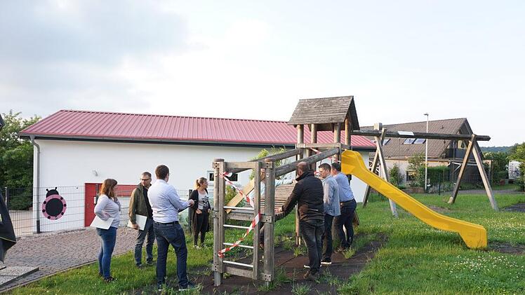 Der Spielturm mit Brücke des Kindergartens Weißenbach ist gesperrt. Die  Anlage bietet nicht mehr genügend Sicherheit. Foto: Marion Eckert