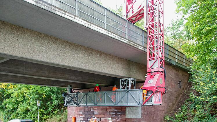 Ein Kranarm mit Hebebühne brachte die Gutachter bei der Brückenhauptprüfung  im Oktober ganz nah an die Unterseite der Südbrücke heran.