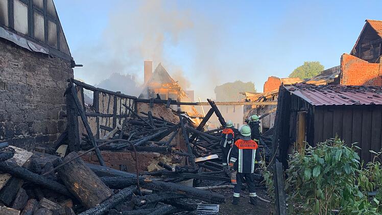 Großbrand auf Wohngrundstück: Mehrere Gebäude brennen komplett aus